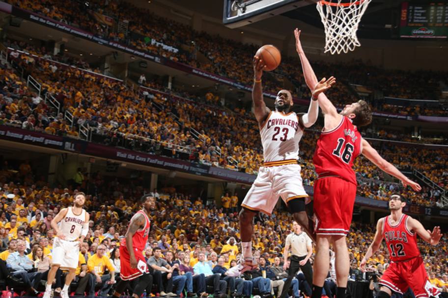Pau Gasol, Chicago, si oppone al tiro di LeBron James, Cleveland (Getty Images)